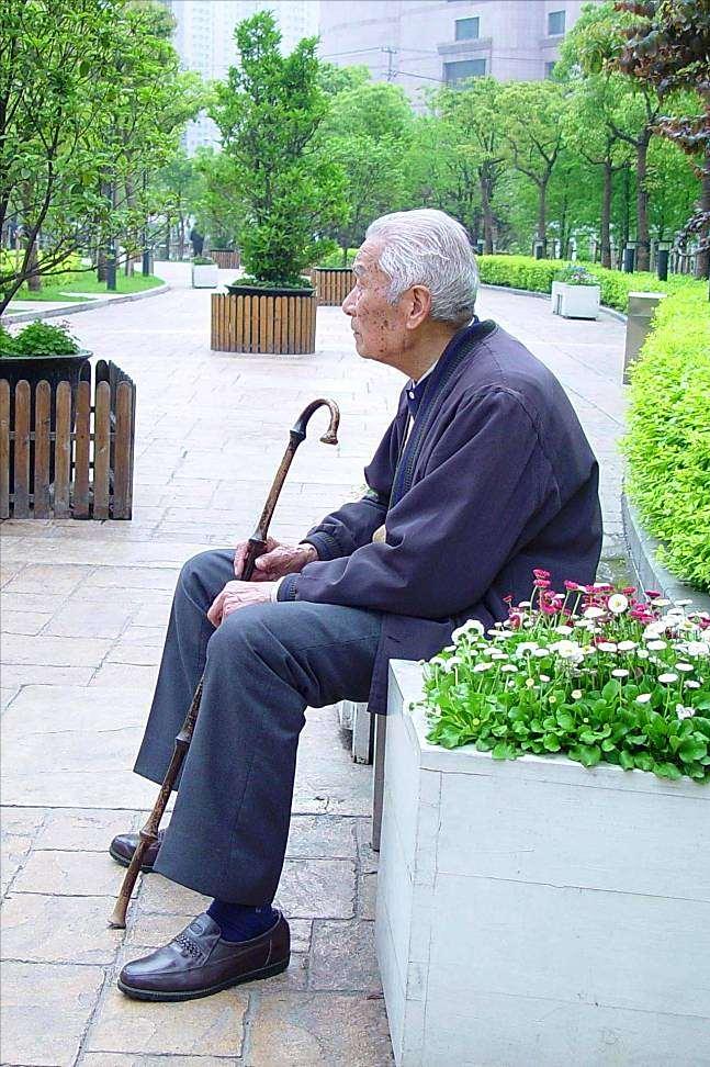 一位退休老人非常现实的忠告：如果你有退休金，还有三四十万存款，那听我一个建议：第