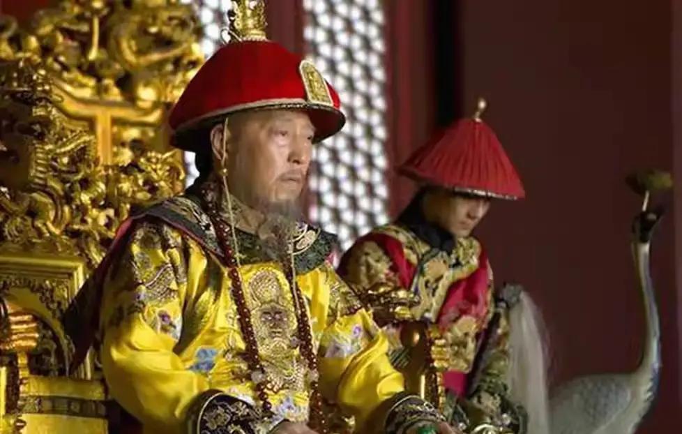 乾隆为啥瞧不上嘉庆？乾隆连他爹都看不起，何况儿子？有清一朝，乾隆只服他爷爷康熙。大殿里的烛火映着乾隆