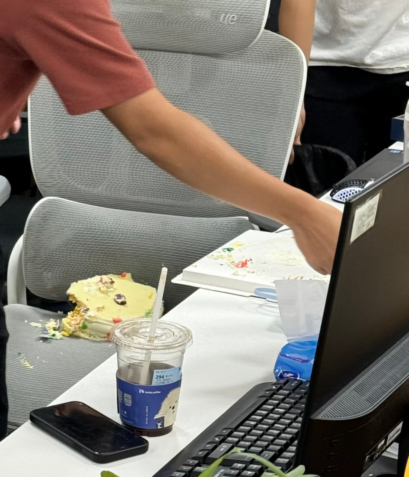 人怎么可以闯这么大的祸[捂脸哭]同事过生日一不小心把蛋糕碰倒了​​​