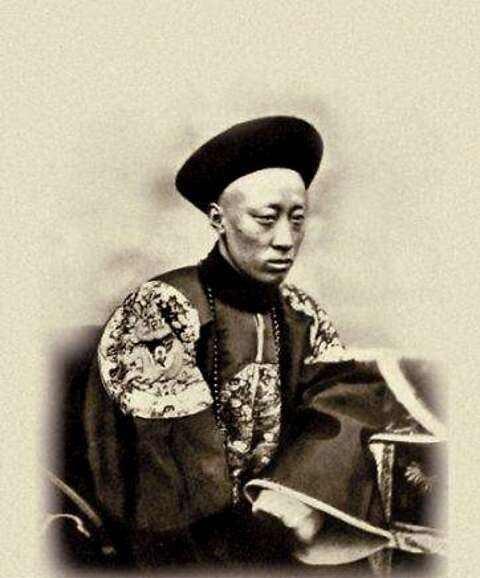 养心殿的暖阁里，十六岁的同治帝攥紧了拳头。屏风后传来的嬉笑声刺得他耳膜发疼，