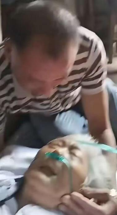 心如刀割！一母亲快不行了，儿子意识到不对劲，便急忙对母亲说，“娘，我先给你穿上寿