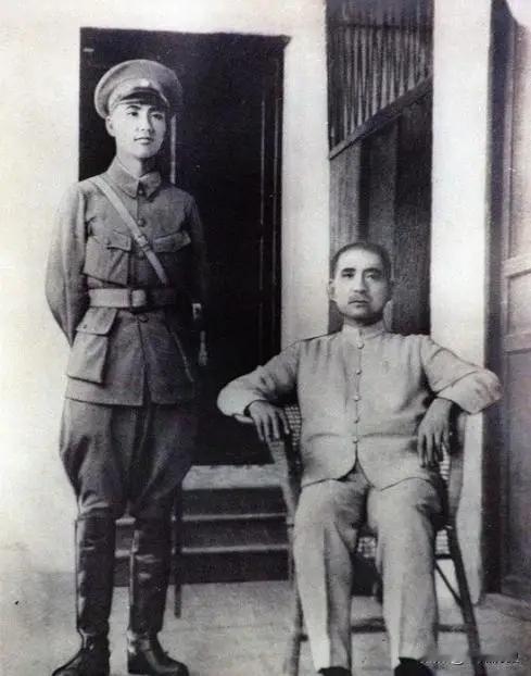 孙中山为什么坚持定都南京？1912年3月10日，袁世凯在北京宣誓就任中华民国