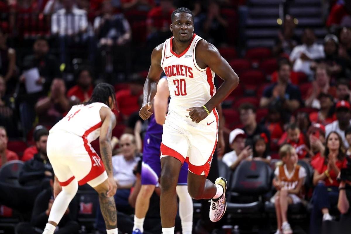 火箭队更衣室的气氛，已经不对劲了。曾经联盟前三的三分大队，现在连续5场比赛，三