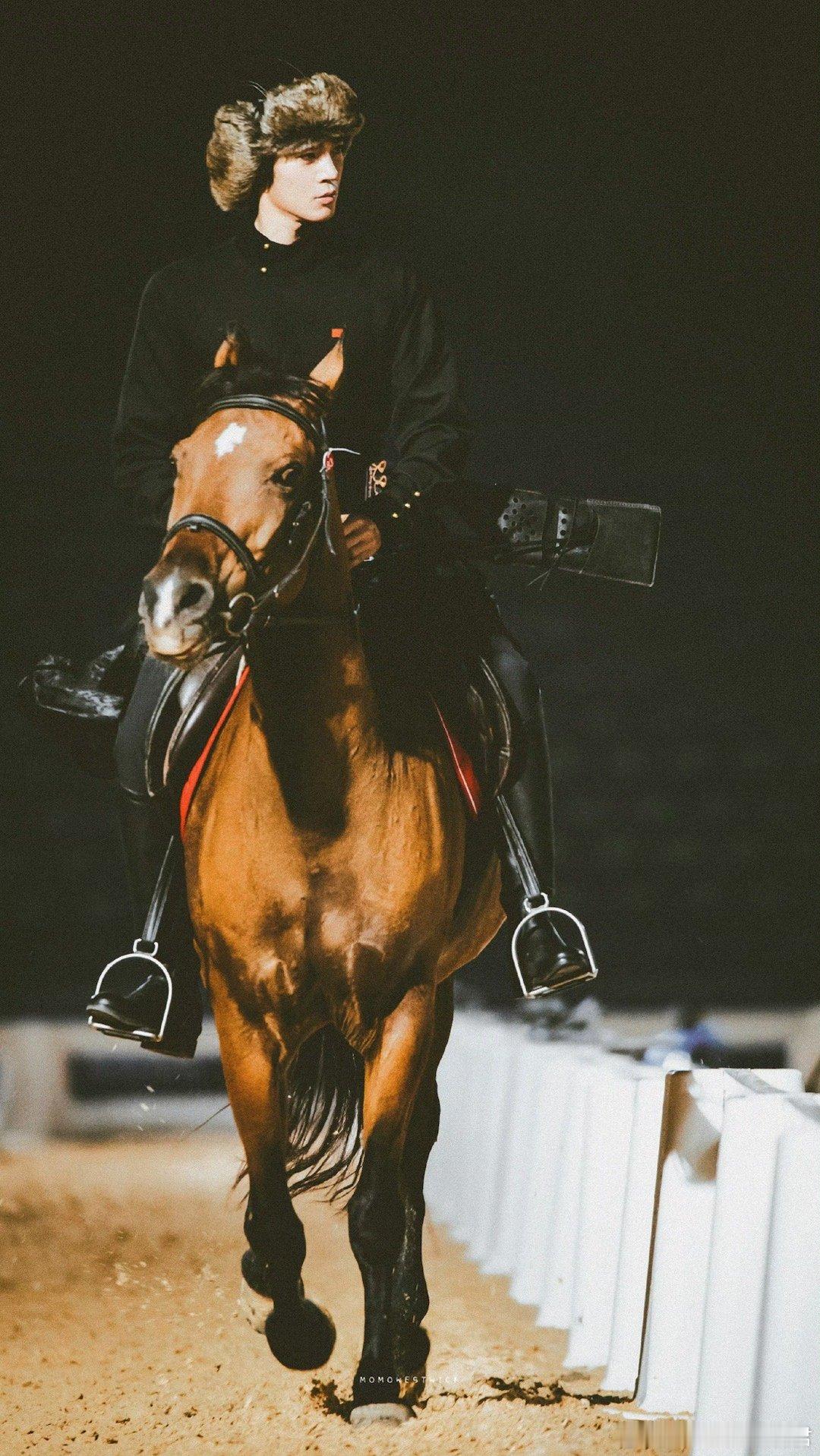 于适这12秒视频退出键在哪被于适这12秒帅到失语！骑手脱缰举旗，动作行云流水，