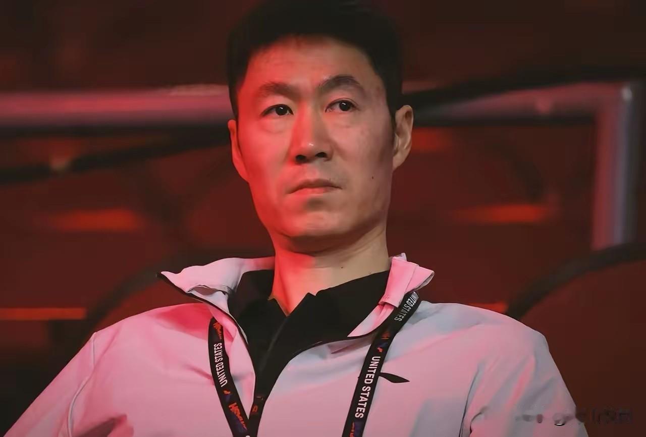 王励勤这次是真碰上硬茬了！孙颖莎脚踝肿着，王楚钦腰伤严重到没法热身，俩主力同时挂