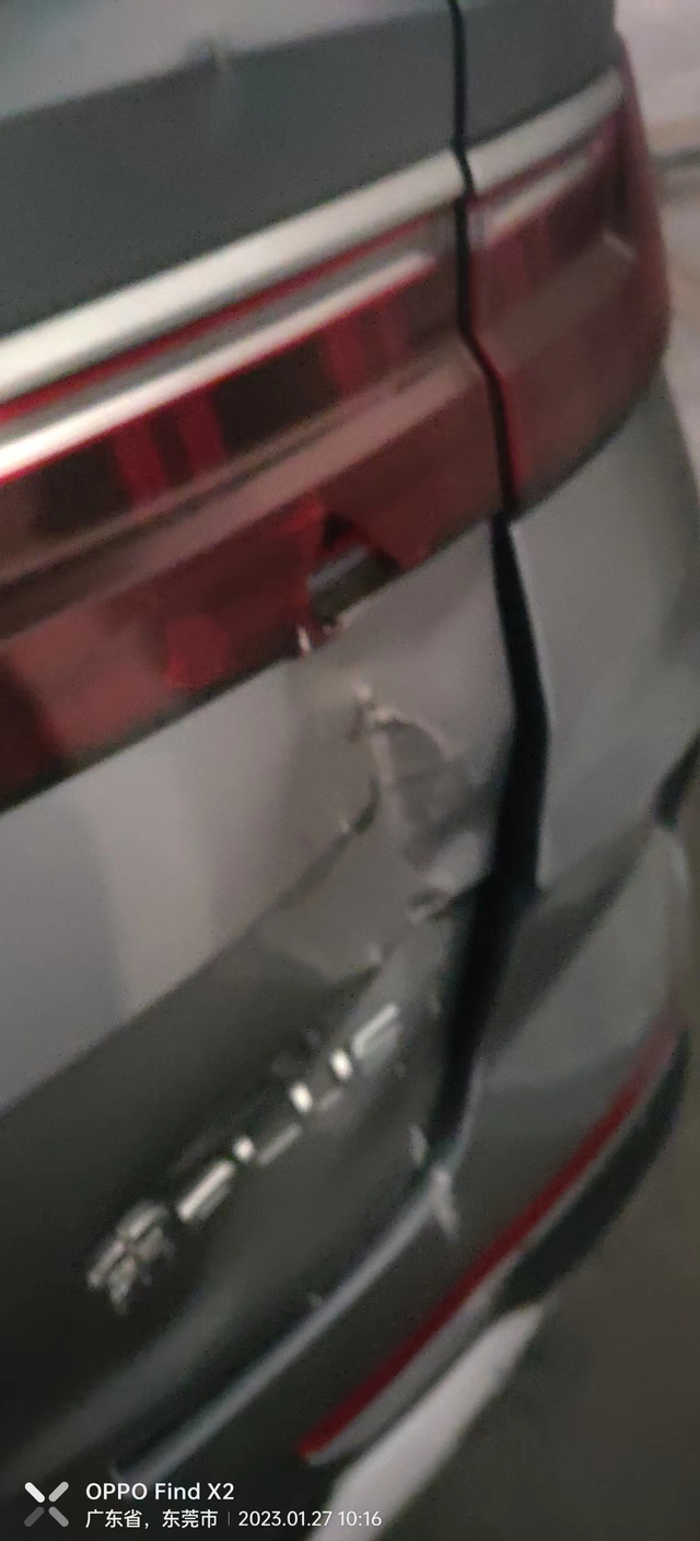 新车一血在老家大晚上去朋友家串小巷子，倒车的时候撞到墙角了，刚好突出来的墙角太