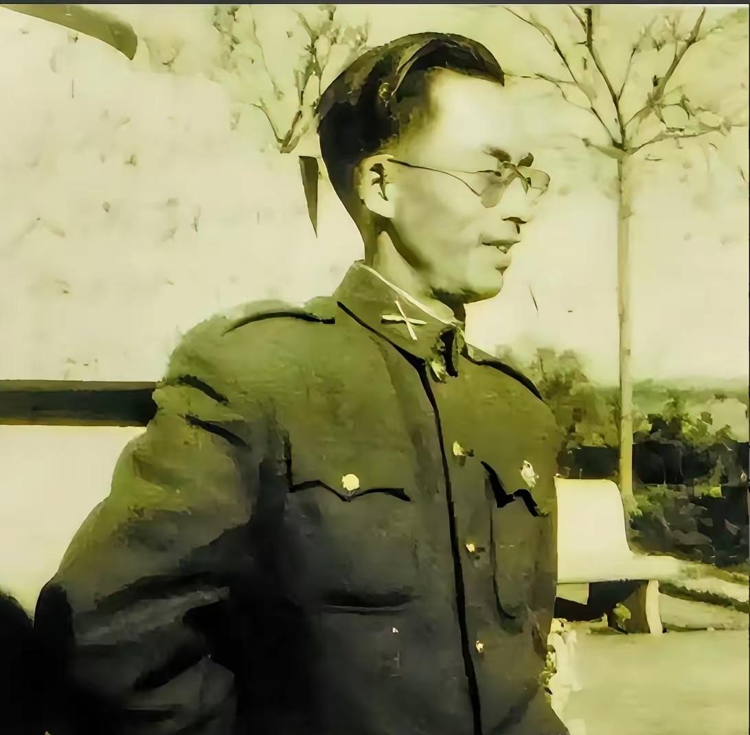 1949年4月，被俘的国民党副师长竟笑了。他冲我军团长喊：“老同学，别押我，我是