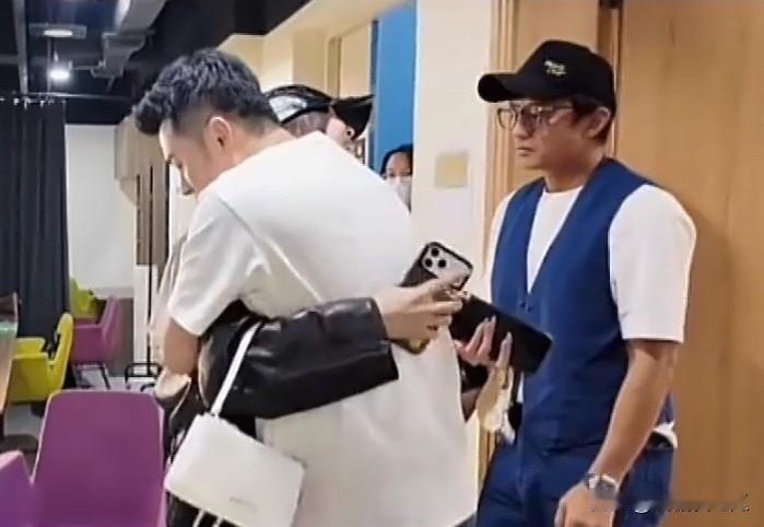 现在邓超也很为难Baby一直在打感情牌，想要通过他们昔日的交情来跟他们置换一