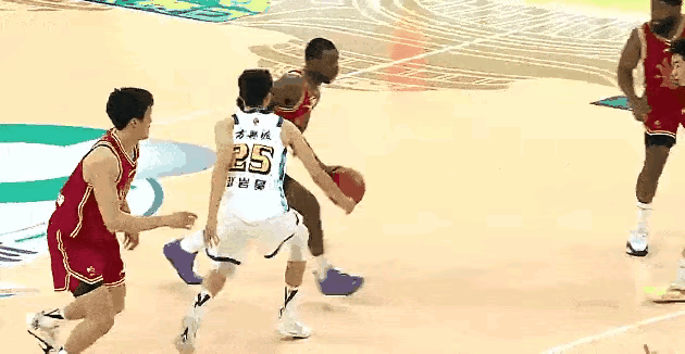 搅事精迪亚洛差点又引起冲突。迪亚洛凶狠隔扣卡尔顿，本来是个好球，结果你隔扣完别