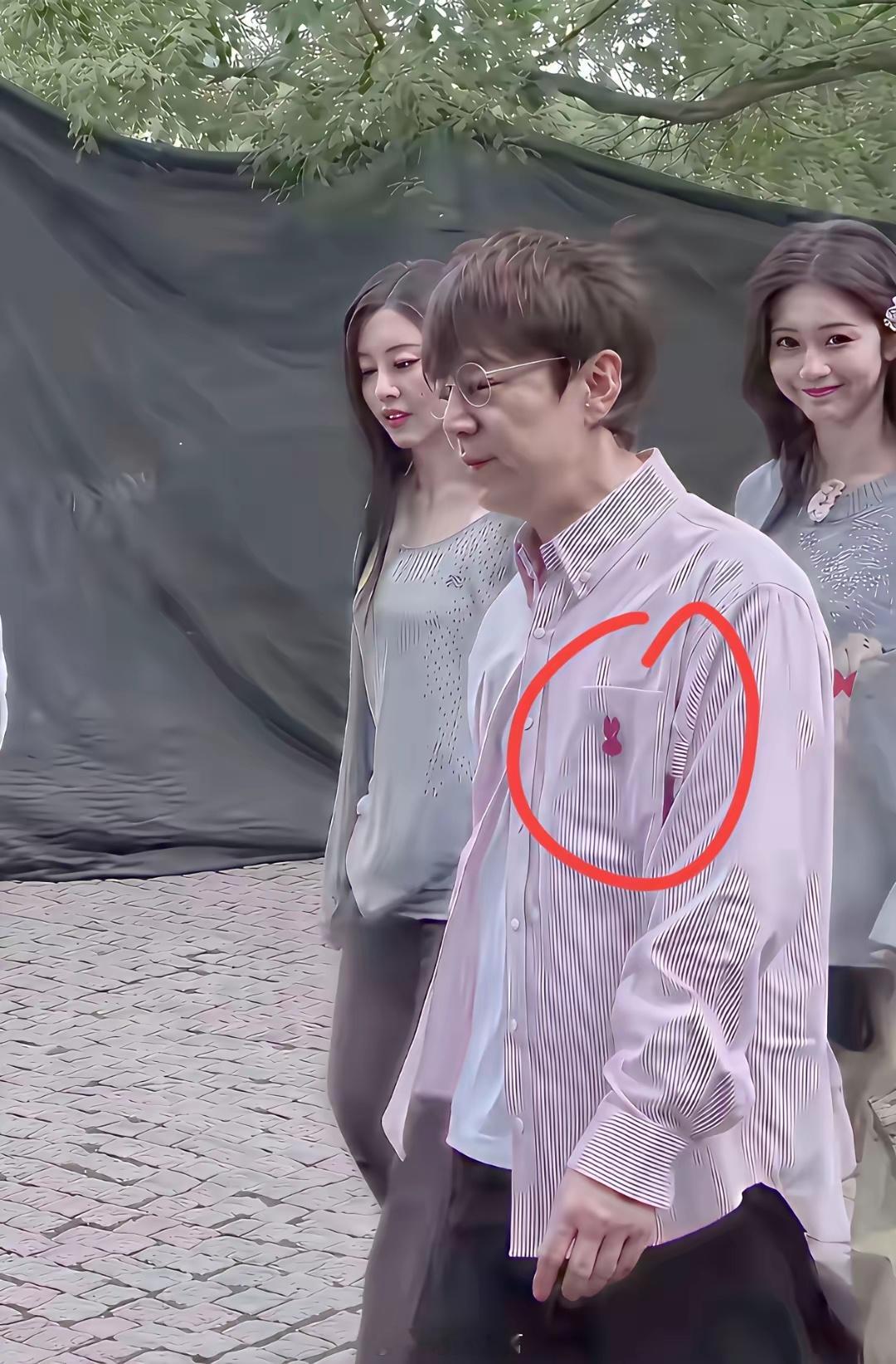 何炅这么有钱，穿的衣服，居然是补丁过的，真的好节俭啊！！