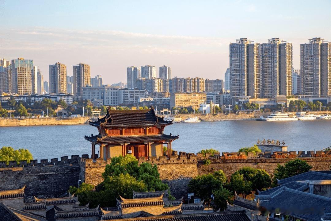 我是襄阳人，在宜昌落户三年，如果论城市人文风貌，说句公道话，襄阳与宜昌难分伯仲。