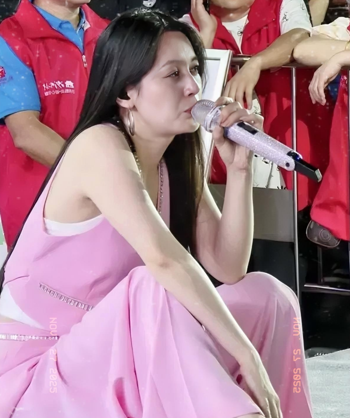 世界真的是一个巨大的草台班子就因为台下有人喊了句“唐老鸭”，唐艺直接较真了，