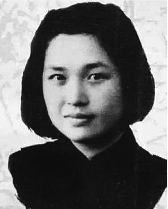 1941年，一个女囚被捕入狱后，监狱长一脸得意，解开衣扣就朝她扑了过去。可是，谁