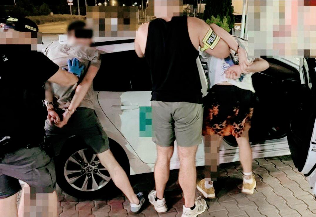 两名乌克兰年轻人因涉嫌诈骗退休老人资金而被波兰警察逮捕。两个乌克兰小伙子，一个1