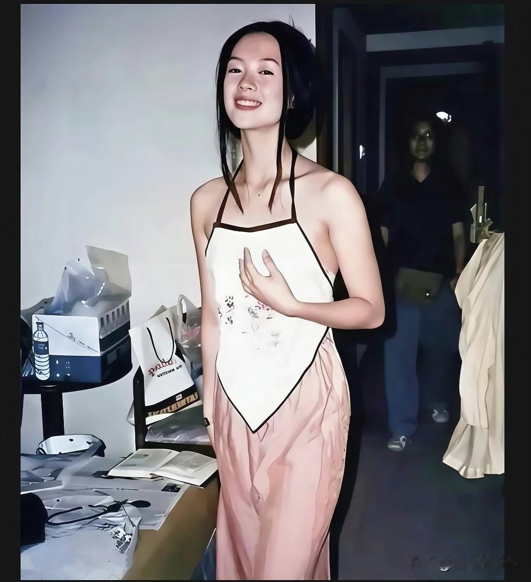 18岁子怡宿舍照，绝了！家人们！刷到1997年章子怡的大学宿舍旧照，直接被狠
