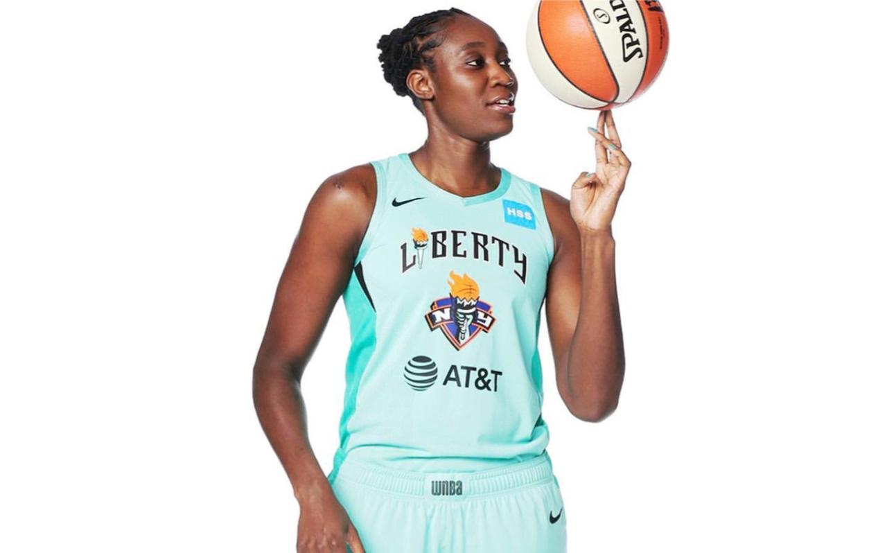 没想到在季后赛WCBA空降一位WNBA巨星她的名字叫做蒂娜·查尔斯，曾经是美