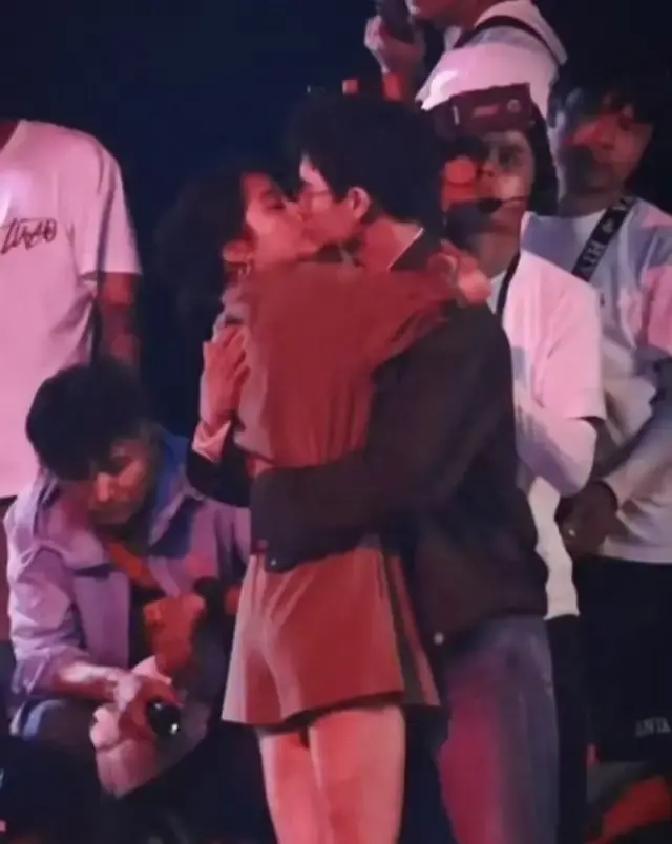 孙珍妮开机前四天刷热搜发现自己被踢出剧组，理由居然是脸肿。她前脚还在做妆造，后