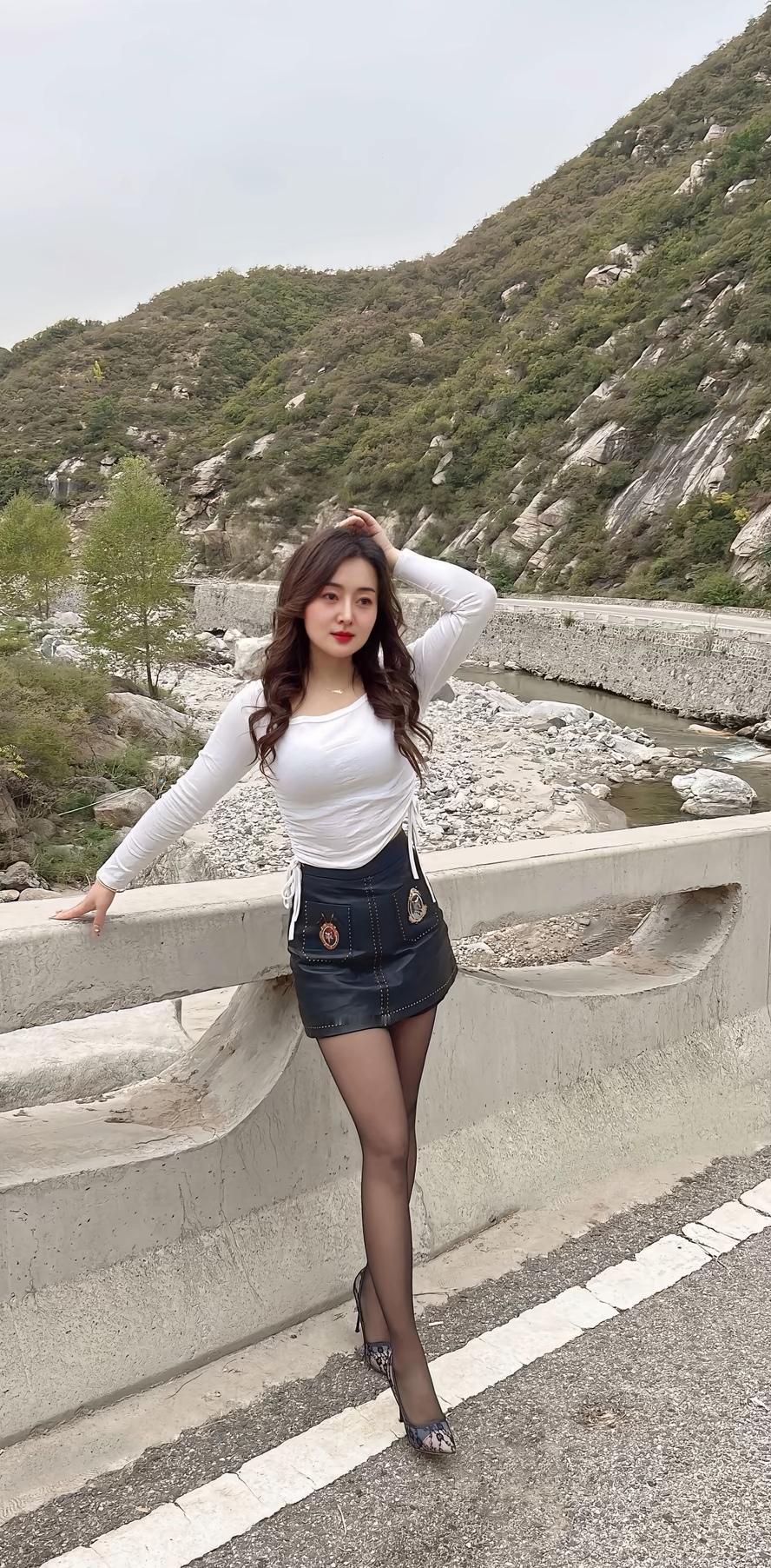 山间小路，白衣少女，自然与时尚的完美融合。