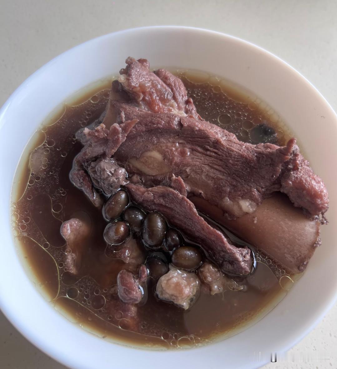 中秋后这半个月，养肾就靠这5碗汤：一、黑豆排骨汤。黑豆提前泡俩钟头，排骨焯
