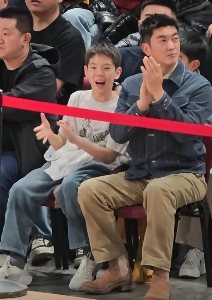 杜江12岁儿子摘下牙套后更帅了，五官像爸爸皮肤随妈妈，目测身高已达1米7……高高