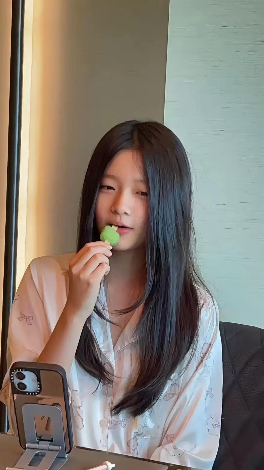 小玥儿的正脸照一出来，好多人都在说这孩子长得真精致。眼睛像极了爸爸汪小菲，