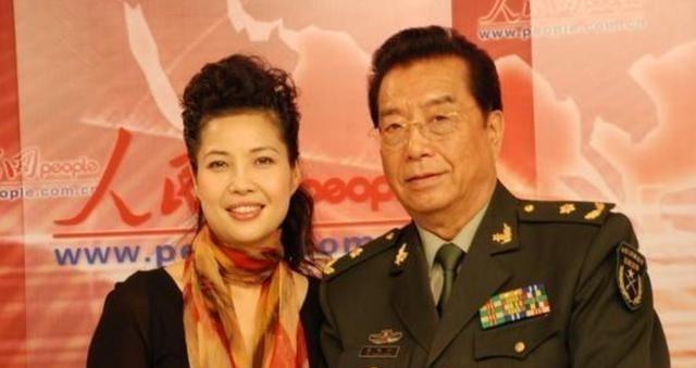 1990年，李双江要娶学生梦鸽。母亲老泪纵横道：“你是不是老糊涂了，她那么年轻，