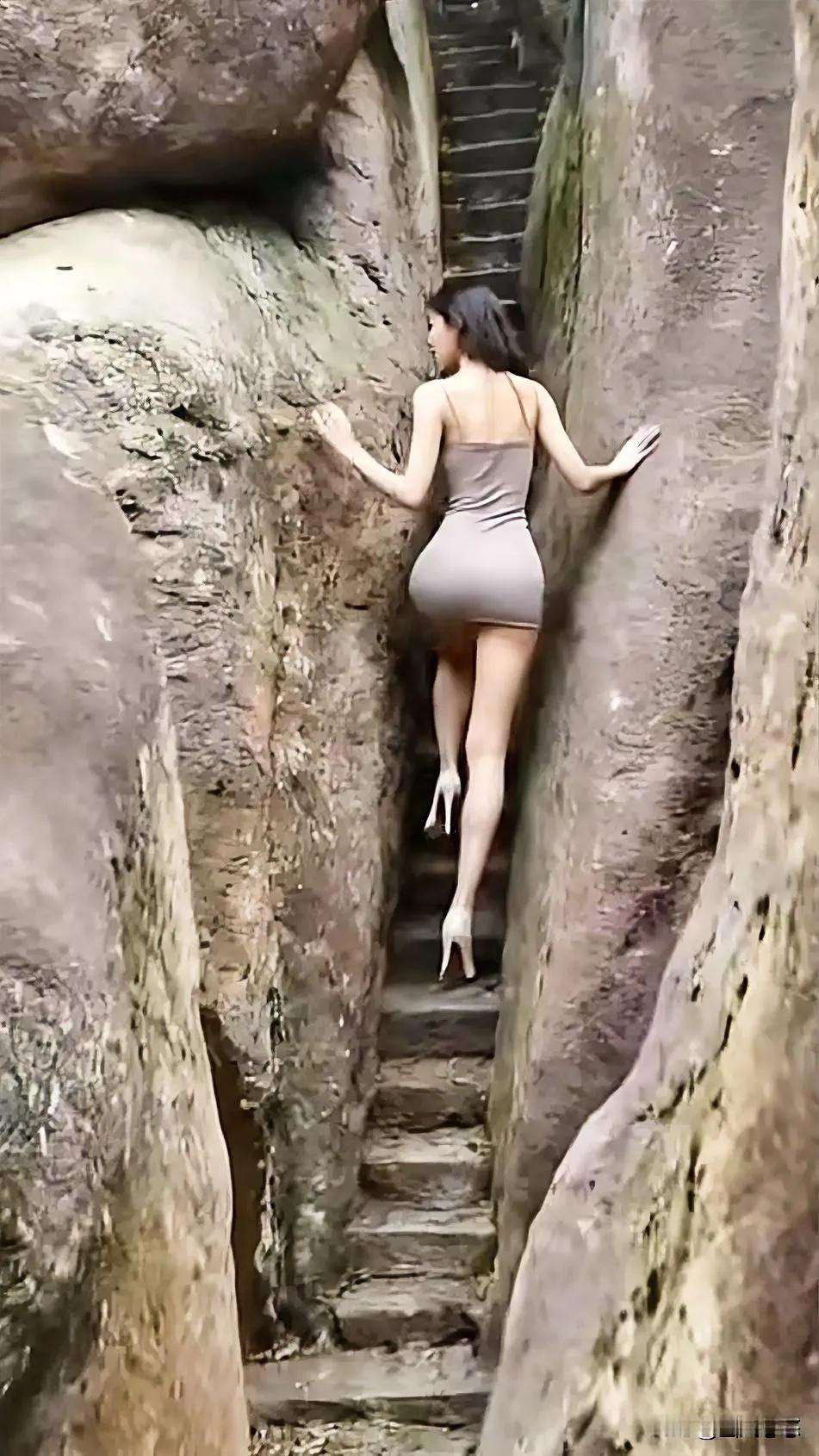 高跟鞋踏石阶，这探险之旅就像一场精彩的“马戏表演”，看点十足。泰王夫妇参观时，苏