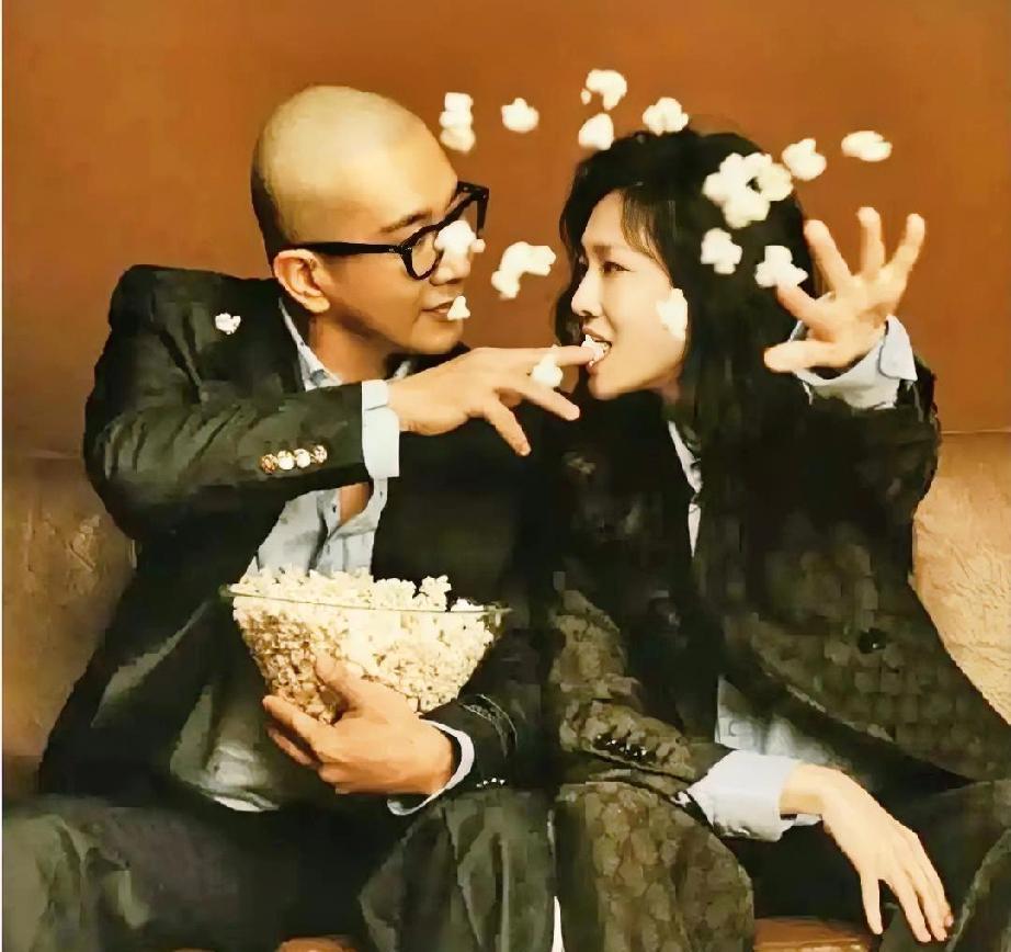 他蹲在雨里，用激光尺反复校准那0.3度的台阶弧度。这不是建筑，是给亡妻的绝笔。