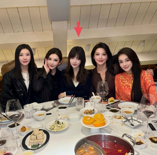 44岁李小璐和网红闺蜜一起聚餐吃火锅，她剪了空气刘海新发型，看起来少女感满满！她