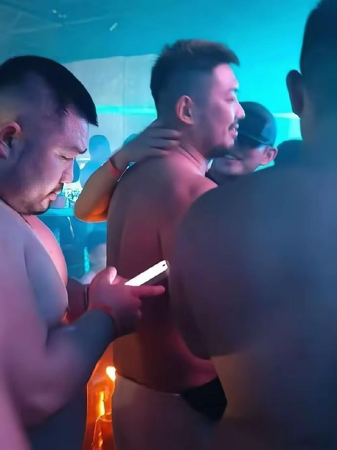 韩国影帝刘亚仁出现在上海某喜熊酒吧，就是那种同志酒吧......这是知道我们这里