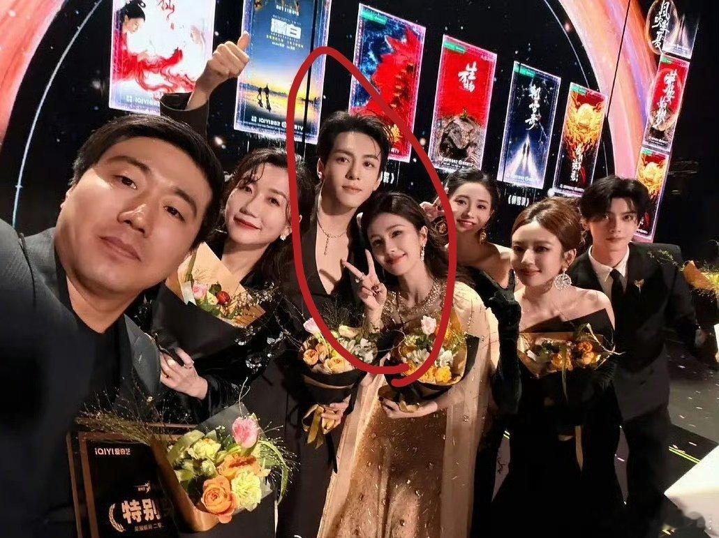 很少见一方有流量还这么糊作非为的真的.2白这大颧骨也是摆一起这样两个人还能炒c