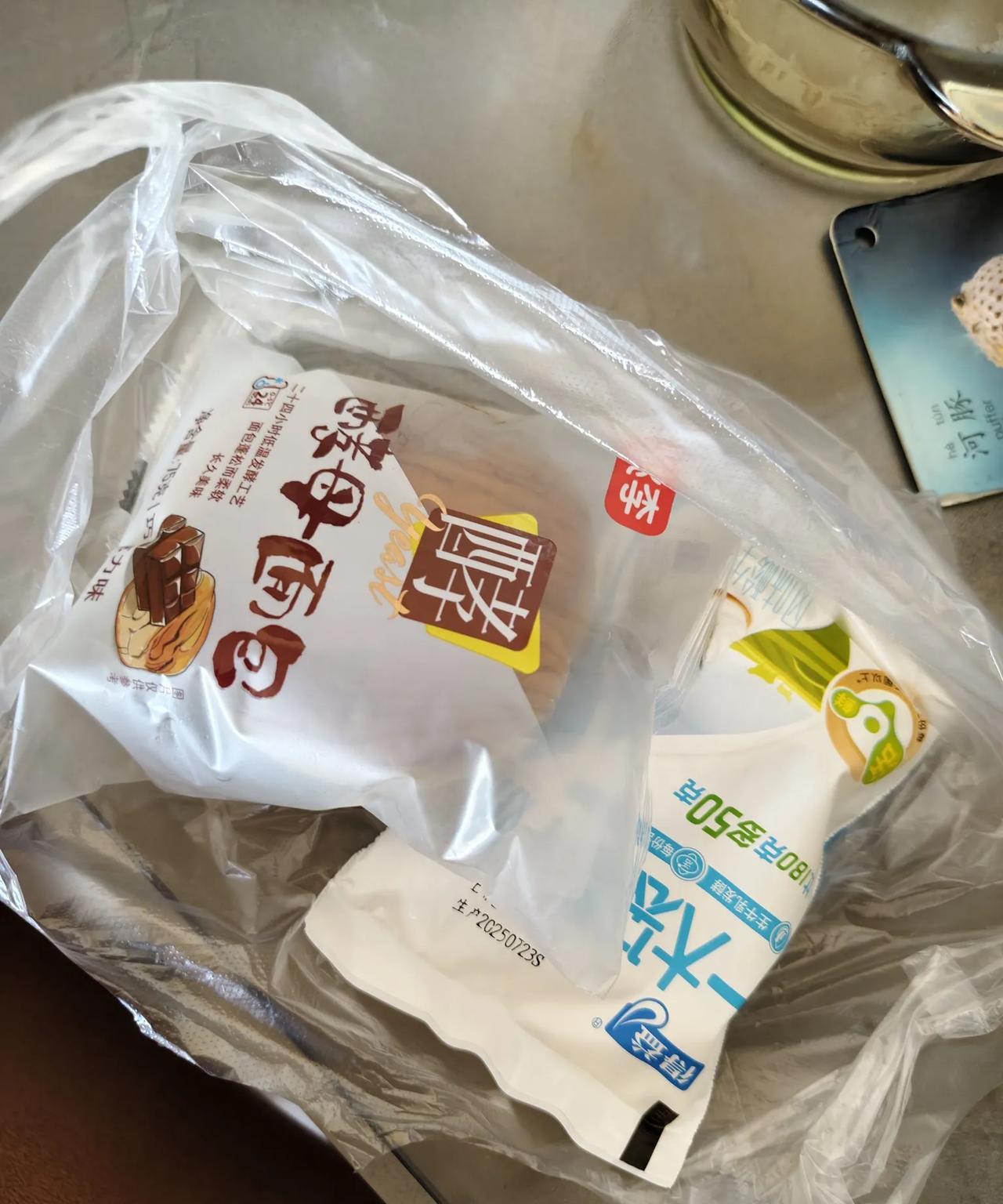 这就是我的早餐一个面包加一包牛奶每天六点半就要到岗早上来不及吃饭只能是买
