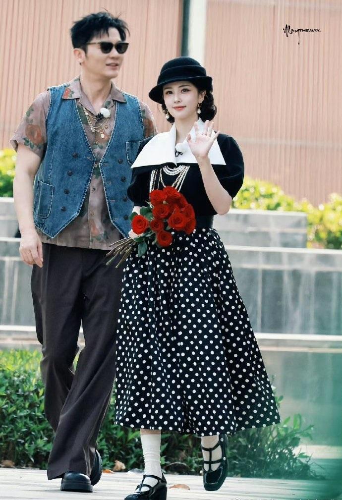 今天白鹿和李晨一起去录制奔跑吧，两位搭配的都很时尚，看起来像一对年轻的情侣。