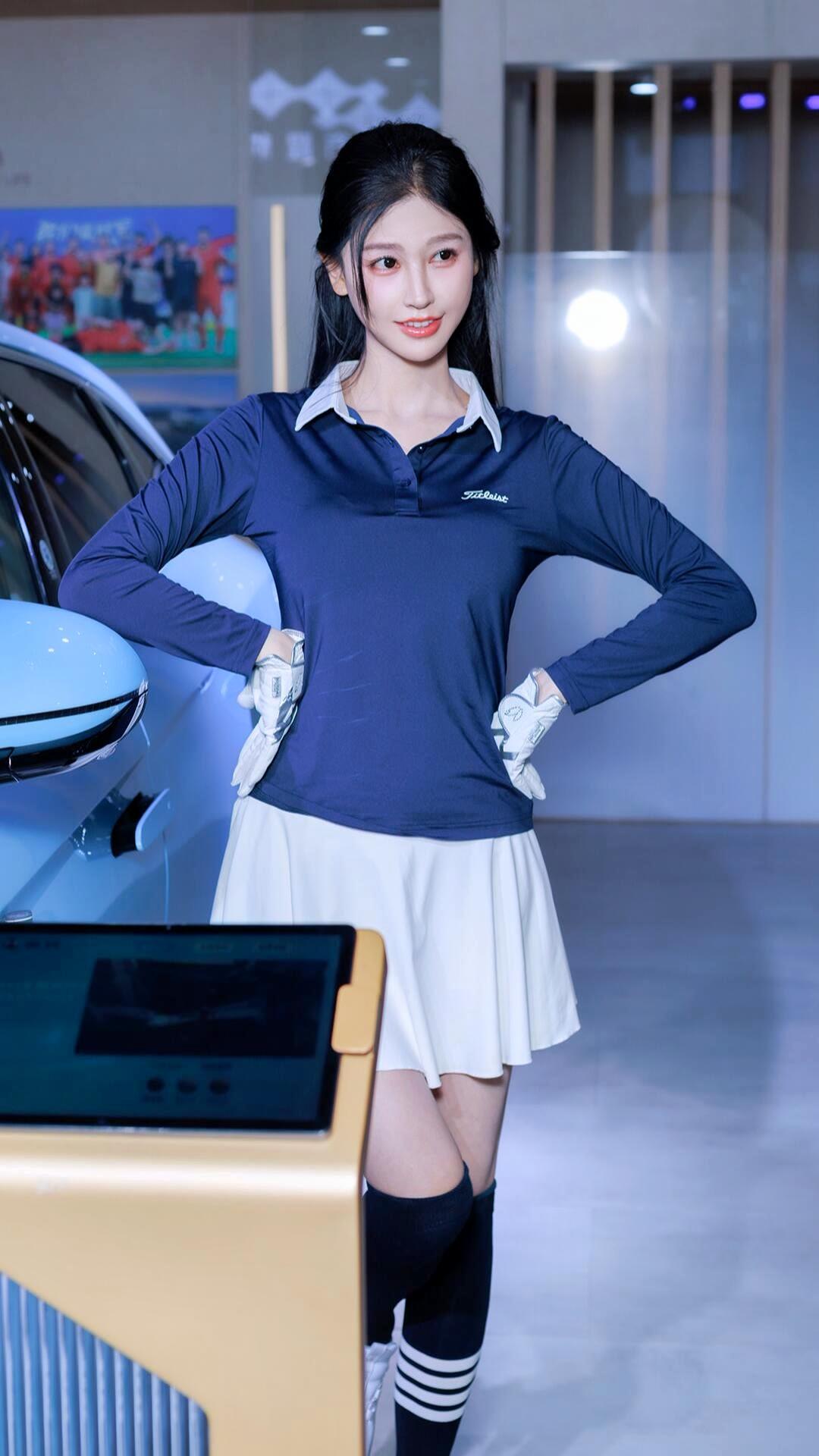 青春洋溢的校园风穿搭，自信满满地站在科技感十足的展厅里！随拍美照共分享