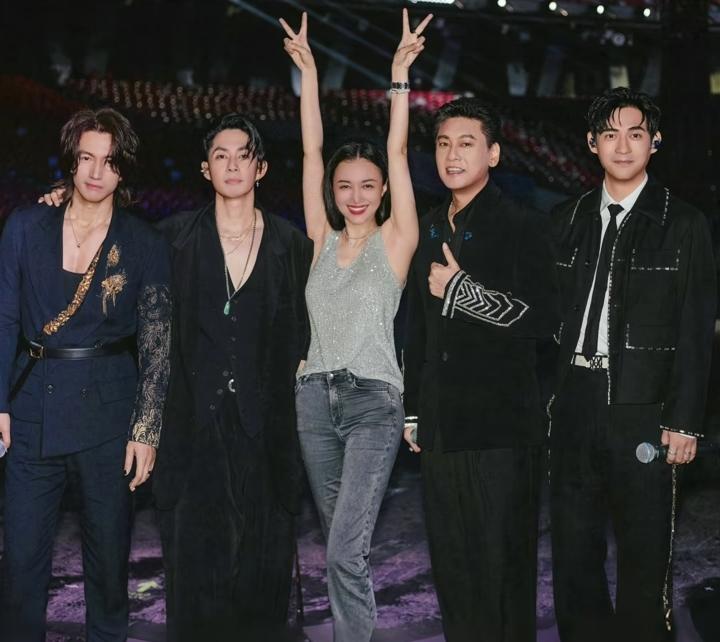 朱孝天被无情抛弃，原来早就有了蛛丝马迹。F4即将要做两件大事，一件是未来一