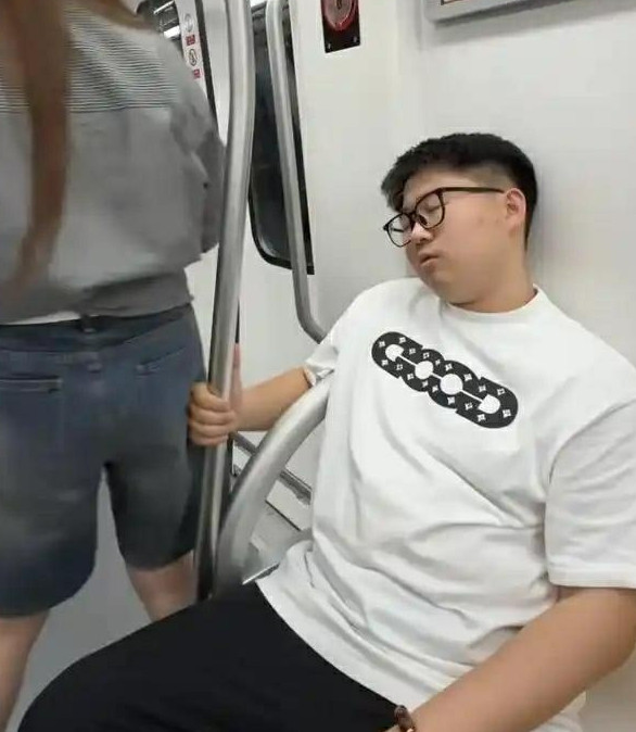 以后坐地铁，再也不敢睡觉了。