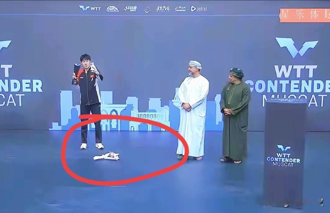 温瑞博4:3逆转弗朗西斯卡，最惨的不是弗队，而是鲜花！嘉宾接花时，掉了