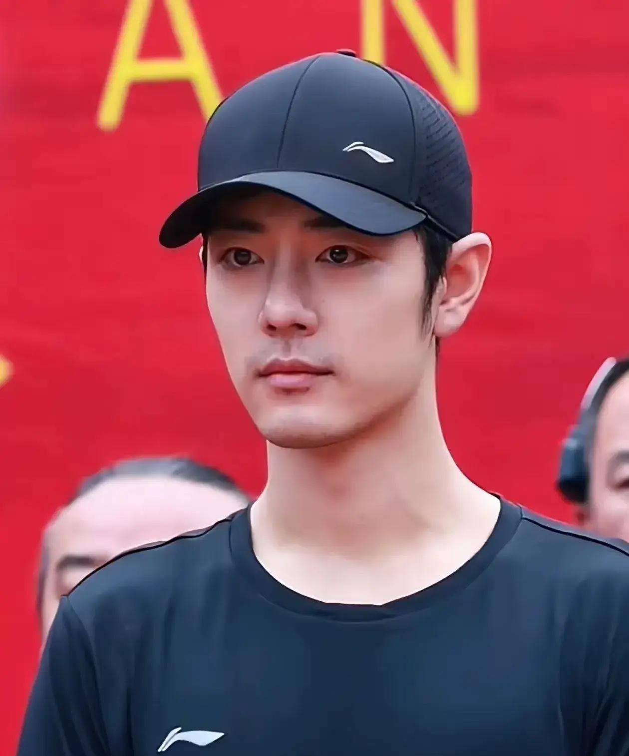 都说肖战长得普通？这话没毛病。他确实普通，普通到让导演抢破头，让奢侈品霸霸们