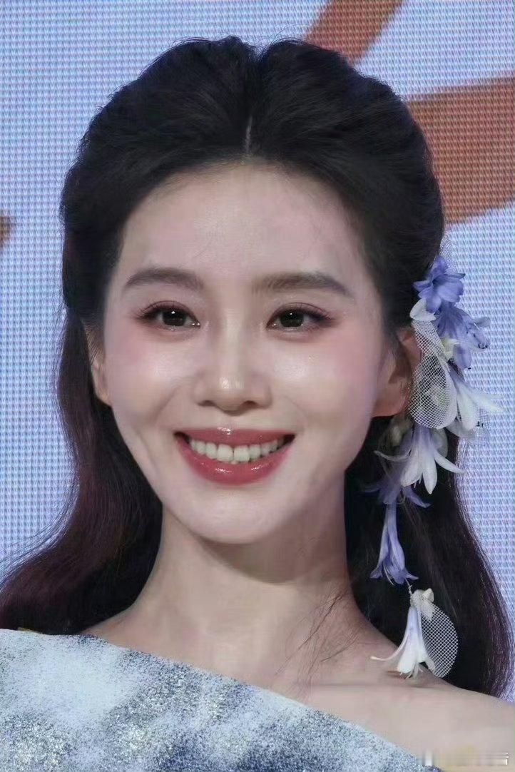 刘诗诗刘亦菲活动生图两位八五花红毯生图表现刘诗诗清纯少女刘亦菲端庄大气你更喜欢谁