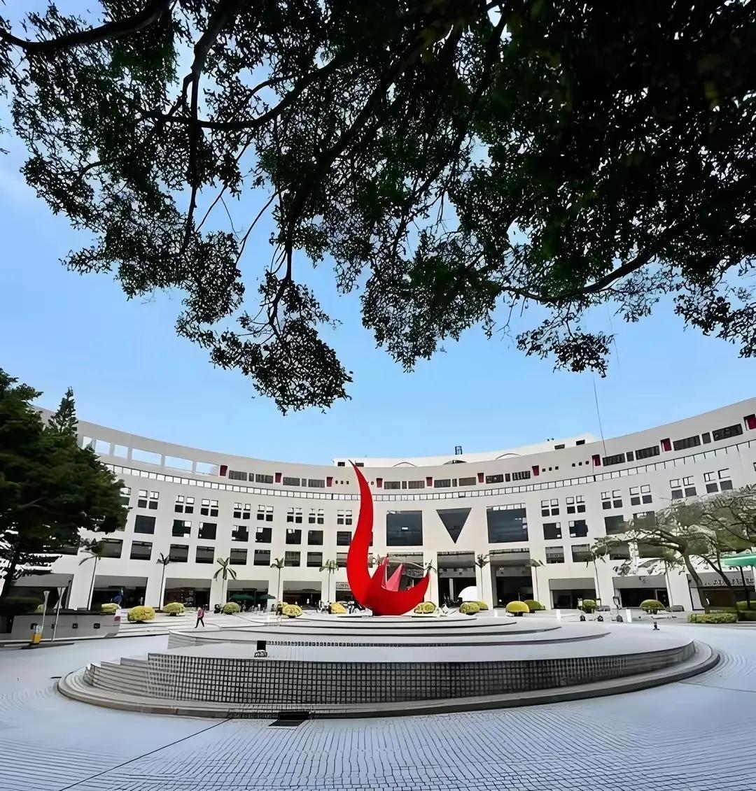 这才是真正的大格局！与特朗普摧毁哈佛大学的做法截然不同，香港科技大学宣布敞开胸