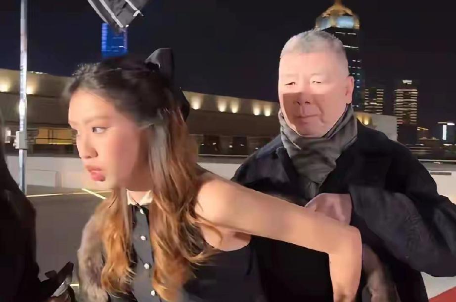 冯小刚陷争议后官宣新身份，加盟《流浪地球3》引全网炸锅冯小刚与19