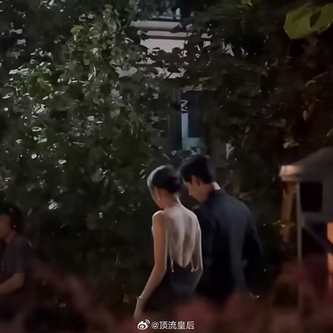 关晓彤的美貌好像开了智，有点蛊惑人心那味儿了。