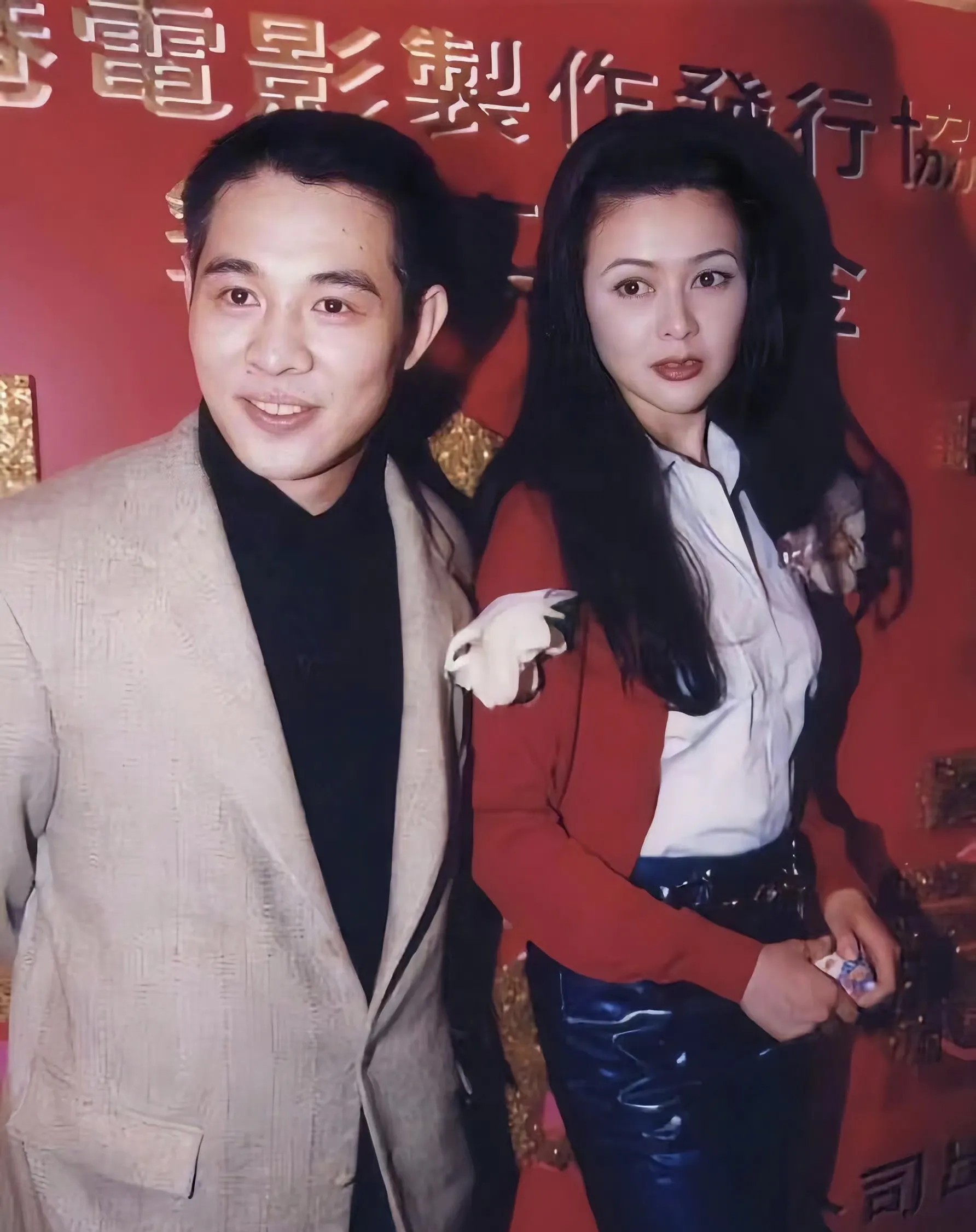 李连杰刚拍电影《黄飞鸿》那时才28岁，29岁的关之琳饰演“十三姨”，那时的李连杰