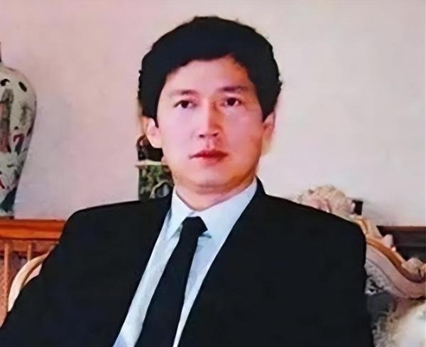 1989年，40岁李春平娶了78岁好莱坞影星，继承70亿遗产，后来女影星弥留之际