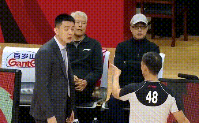 经典表情包再现!裁判不让杨鸣站起来:这种要求真的太逗了