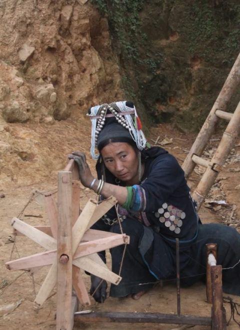 老挝阿卡族: 生孩子后衣不蔽体, 一生要生七八个孩子