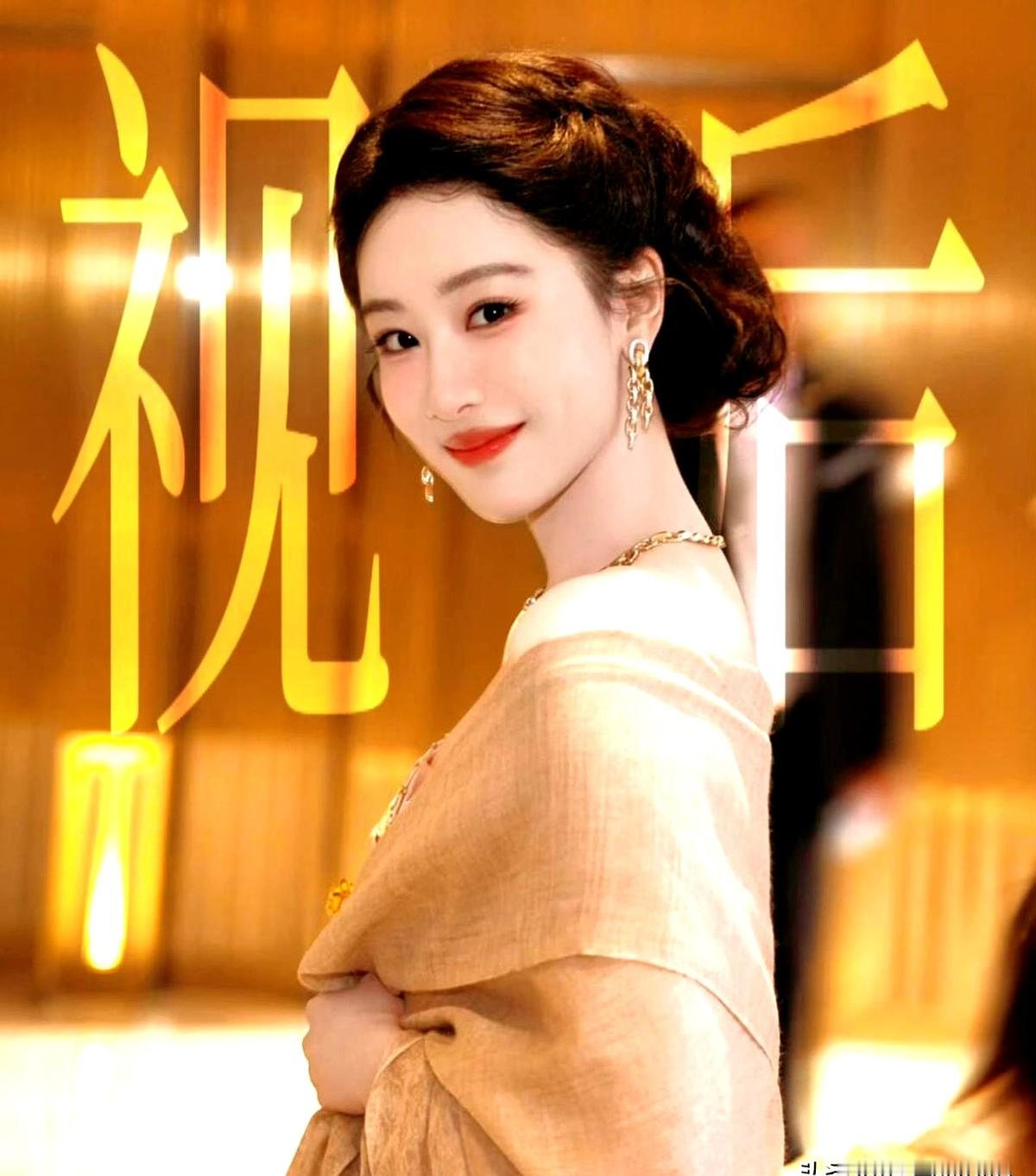 杨紫亲口承认，没有正午阳光，就没有她的今天。她复盘自己二十多年的演艺路，坦言《战长沙》是第一块敲门砖