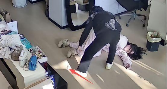 被亲父掐脖暴打，母亲冷眼旁观！河南女孩含泪转账30万“买断”亲情：从此互不相