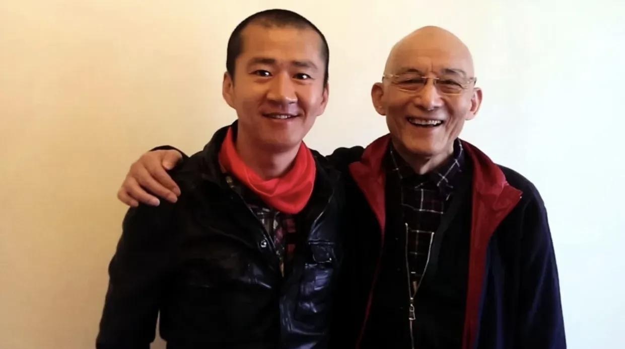 游本昌真的不太把钱当回事，娱乐圈中的人都不爱借钱给别人，可是当初李嘉明经济困难的