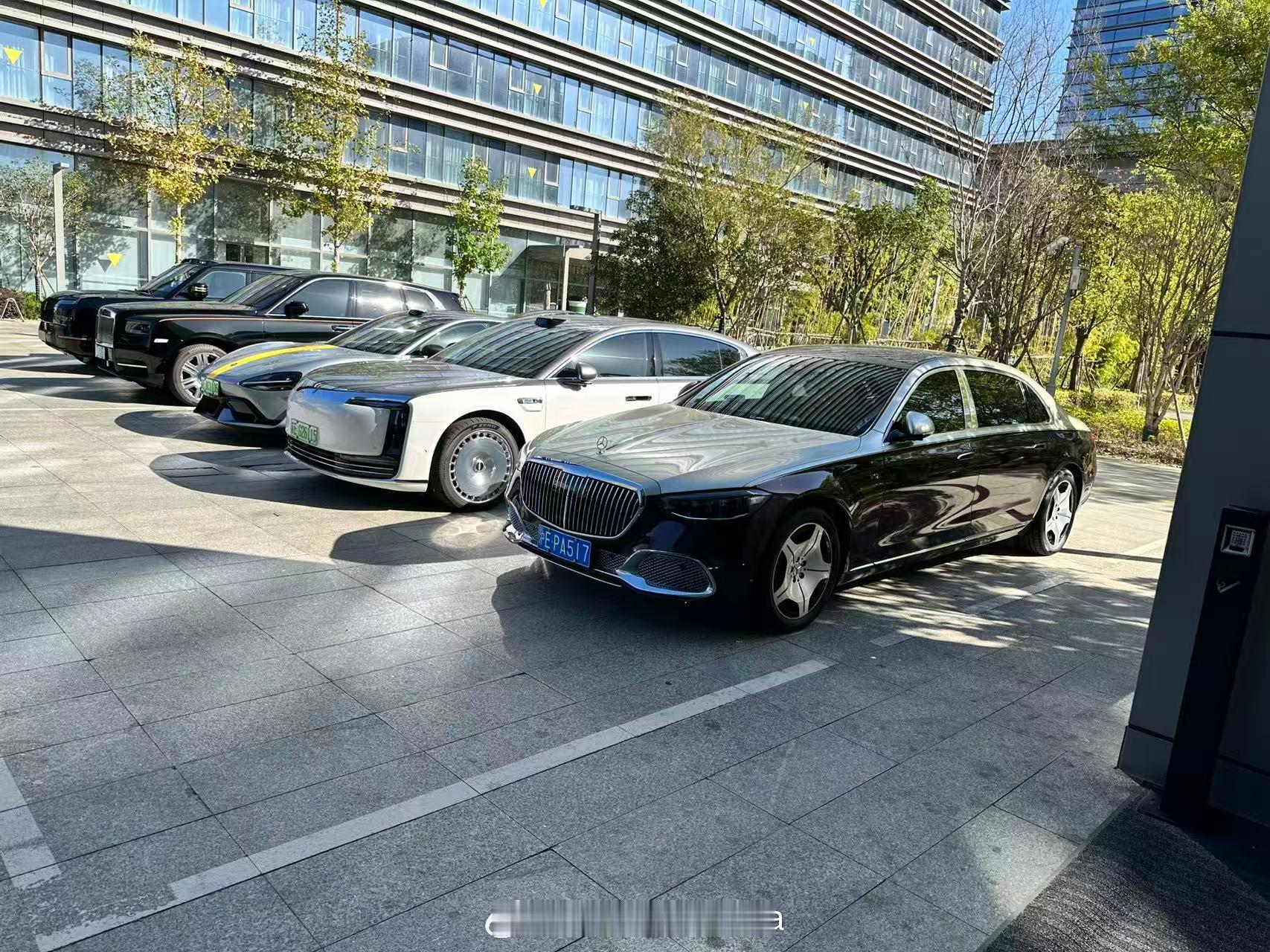 酒店楼下停的一排车每台都挺有代表性​​​